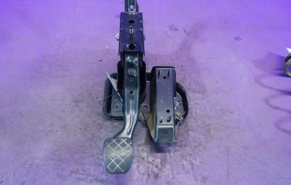 Volkswagen Golf IV Brake pedal 1J1721111C