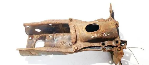 Engine mounting bracket