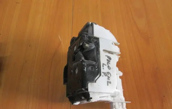 Volkswagen Polo III 6N 6N2 6NF Front door lock 6N1837015D