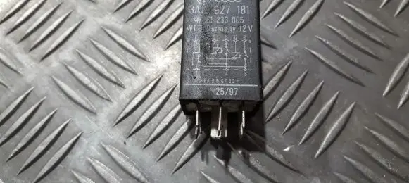 Volkswagen PASSAT B4 Other relay 3A0927181 61233005