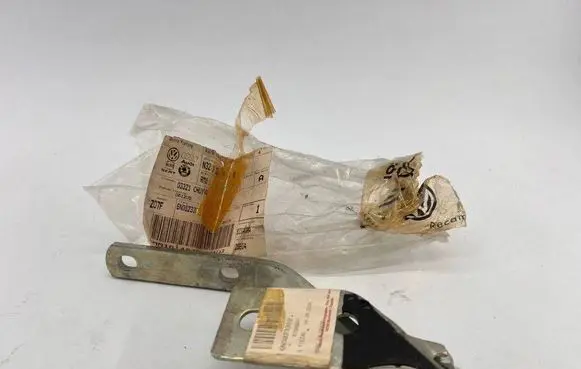 Volkswagen Polo III 6N 6N2 6NF Engine bonnet/hood hinges 6N0823302
