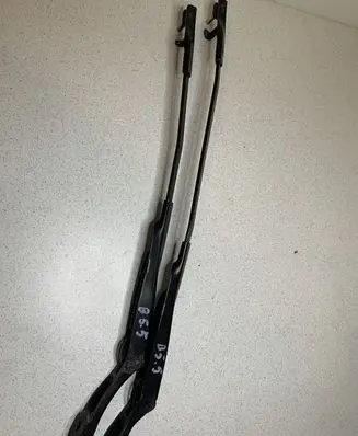 Volkswagen PASSAT B5.5 Front wiper blade arm 3B1955409B 3B1955410C