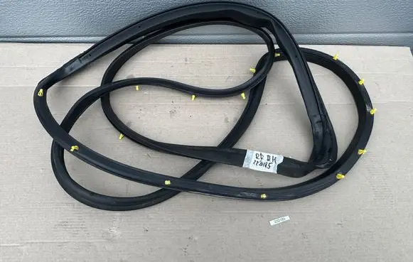 Nissan King Cab, Navara Rear door rubber seal (on body) 828302S400