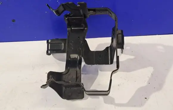 Volvo S60 Power steering pump mounting bracket 31429295 31329016