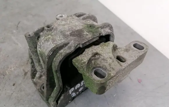 Volkswagen PASSAT B6 Engine mount bracket 1K0199262M