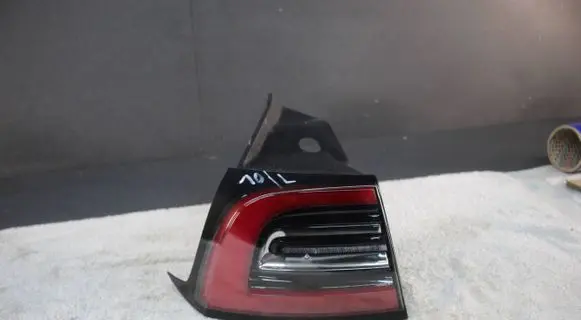 Tesla Model 3 Rear/tail lights 1077397 1077399