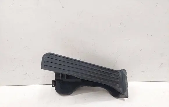 Accelerator throttle pedal