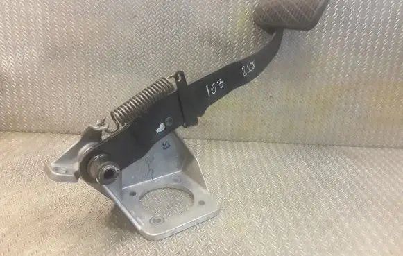 Mercedes-Benz ML W163 Brake pedal 163290047 A163290047