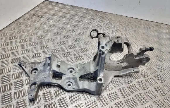 Volkswagen Touran III Engine mounting bracket 04L903143D 04LBM1112 V20181429
