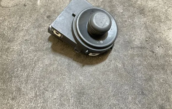 Wing mirror switch