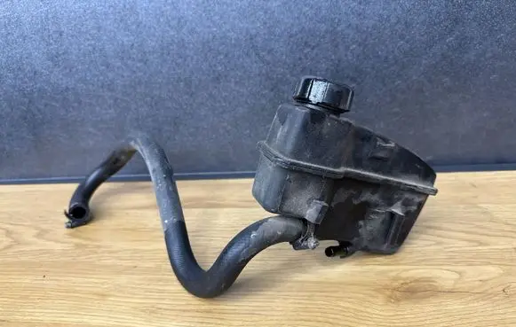 Volvo XC70 Power steering fluid tank/reservoir 30645621