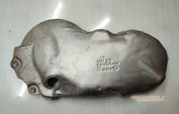Volkswagen Golf VII Heat shield in engine bay 04L131783B