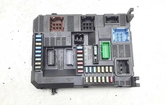 Peugeot 2008 I Fuse module 9807532080