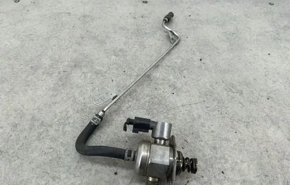 Volkswagen PASSAT B6 Fuel injection high pressure pump 06H127025G