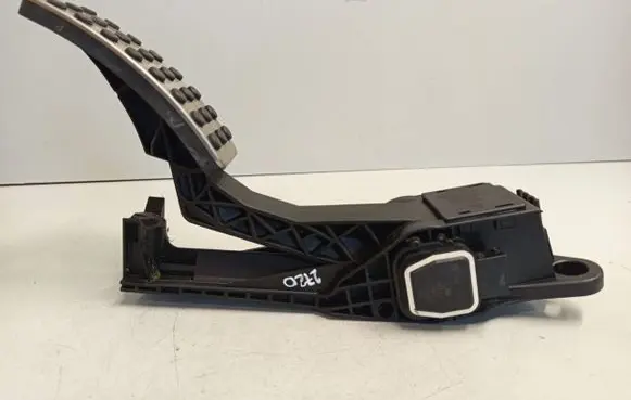 Mercedes-Benz ML W164 Accelerator throttle pedal A1643000104