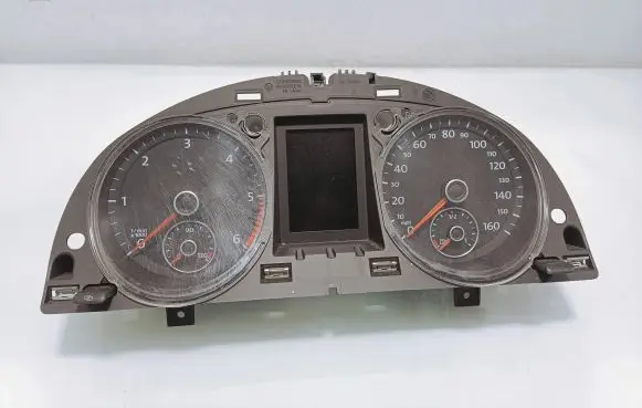 Volkswagen PASSAT B7 Speedometer (instrument cluster) 3AA920970E
