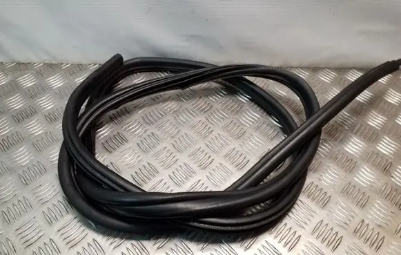 BMW 1 E81 E87 Rubber seal rear door 7066618