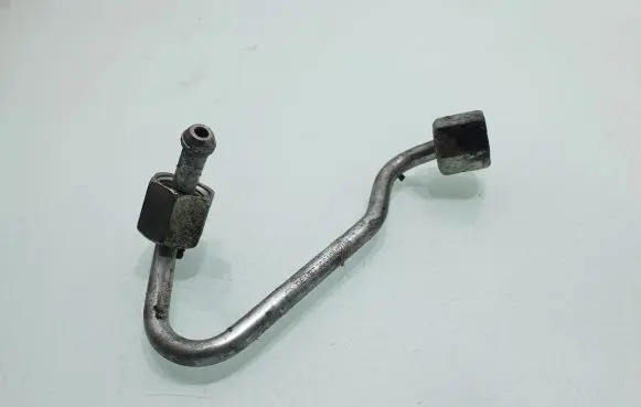 Volkswagen PASSAT B6 Fuel injector supply line/pipe 03L130301K