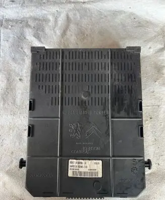Peugeot 406 Fuse module 2820836 F03053539 281201930B