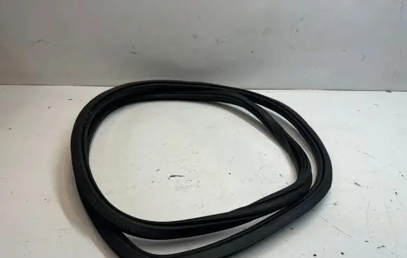 Porsche Macan (95B) Rear door rubber seal (on body) 95B833721