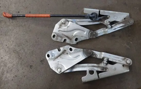 Volkswagen Golf Plus Engine bonnet/hood hinges 5m0823302 5m0823301