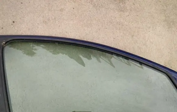 Peugeot 206 Front door window glass four-door