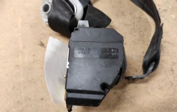 Volkswagen Golf IV Rear seatbelt 489110 560337800 56043420