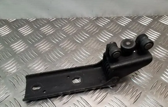 Opel Vivaro Sliding door middle roller runner 311973E