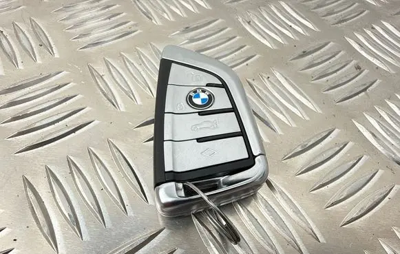 BMW 5 G30 G31 G38 Ignition key/card 8808893