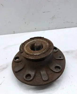 Volkswagen Golf V Rear wheel hub