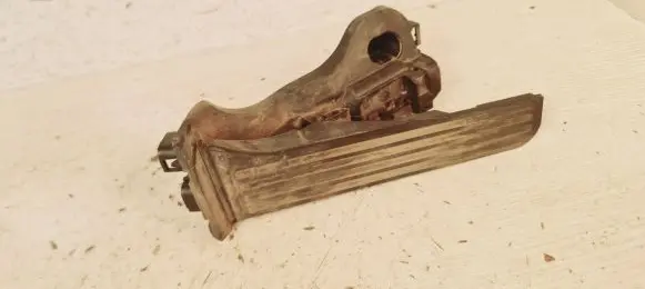 Accelerator throttle pedal