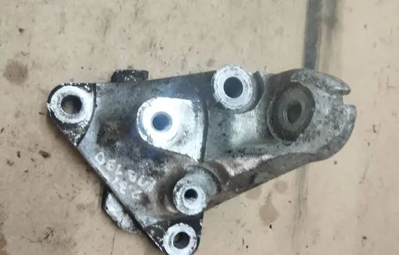 Mercedes-Benz E W124 Engine mounting bracket R1022234104