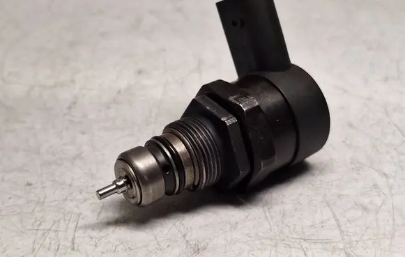 BMW 3 E46 Fuel pressure regulator 0281002481 13537805733 13537788685
