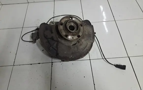 Volvo V70 Front wheel hub 9461944