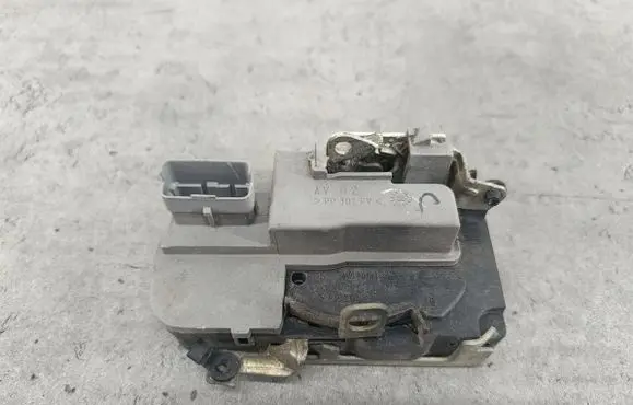 Peugeot 206+ Front door lock 