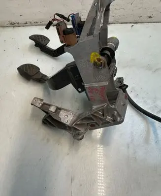 Volkswagen PASSAT B5 Brake pedal 8D1721117N