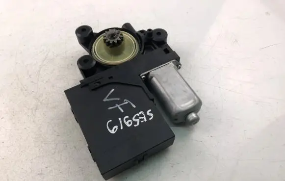Volvo C30 Front door window regulator motor 979037100
