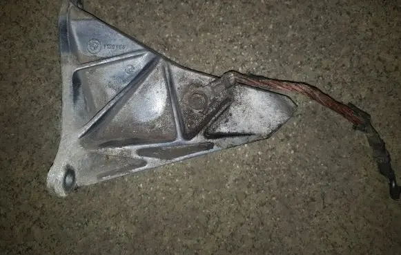 BMW 5 E34 Engine mounting bracket 1129806