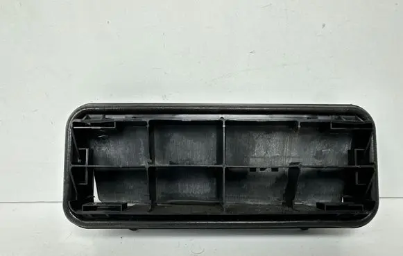 Nissan Leaf II (ZE1) Quarter panel pressure vent 8200213712