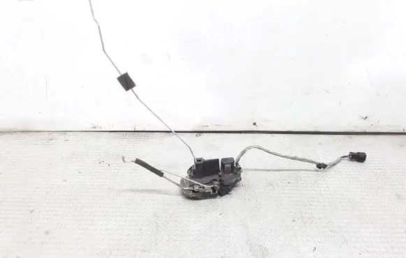 KIA Carens I Front door lock
