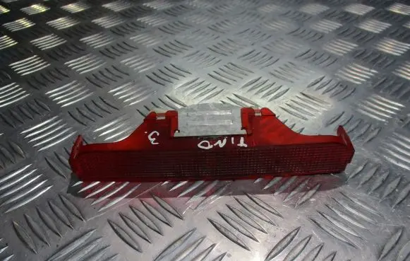 Nissan Almera Tino Third/center stoplight