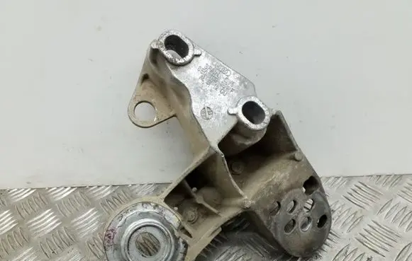 Audi A4 S4 B6 8E 8H Engine mounting bracket 8E0199351F