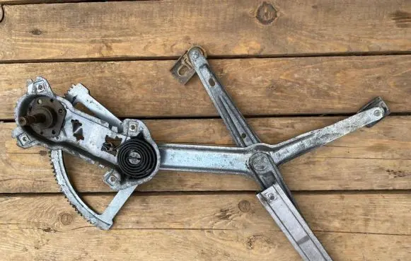 Mercedes-Benz E W124 Front door manual window regulator 