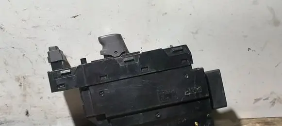 Volvo S60 Electric window control switch 8682950