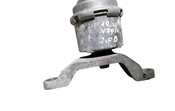 Volvo V70 Engine mount bracket