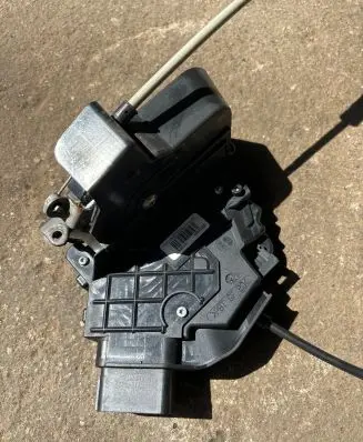 Volvo XC60 Front door lock 30799302 A048069