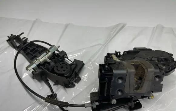 Land Rover Range Rover Sport L320 Front door lock FQM000216