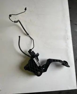 Volkswagen Beetle A5 Brake pedal 114759L