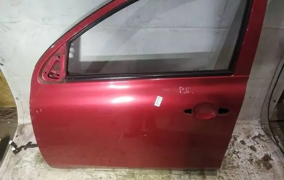 Nissan Micra Front door raudonos