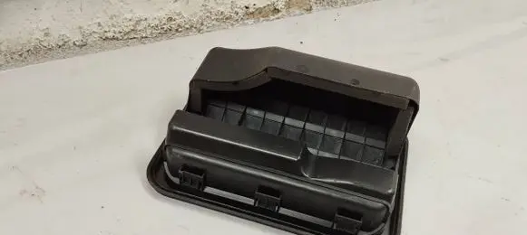 Quarter panel pressure vent